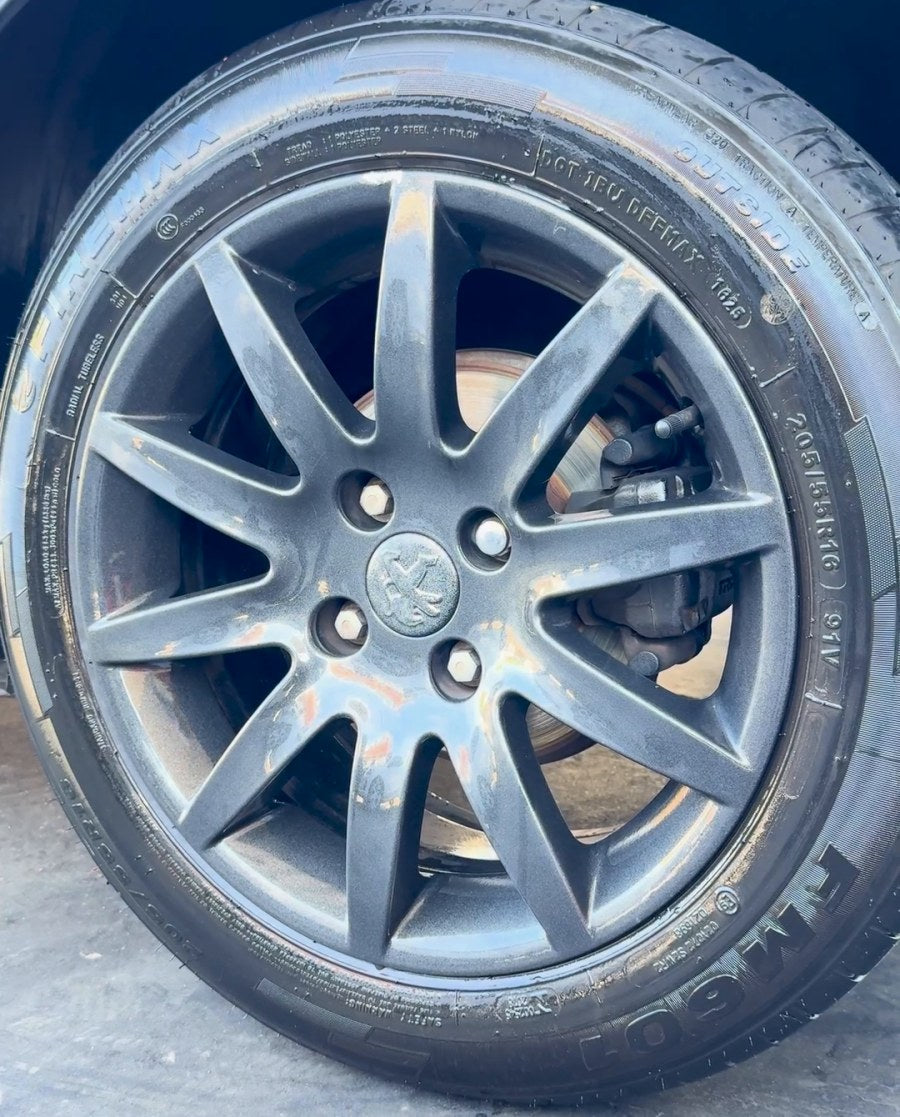 La llanta de una Peugeot gris, después